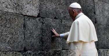Папа Франциск посетил бывший концлагерь в Освенциме