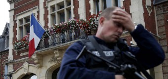 Между смирением и гневом: реакции на убийство священника во Франции