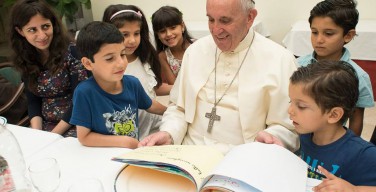 Папа Франциск пообедал с сирийскими беженцами
