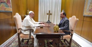 Президент Франции поблагодарил Папу за поддержку своего народа