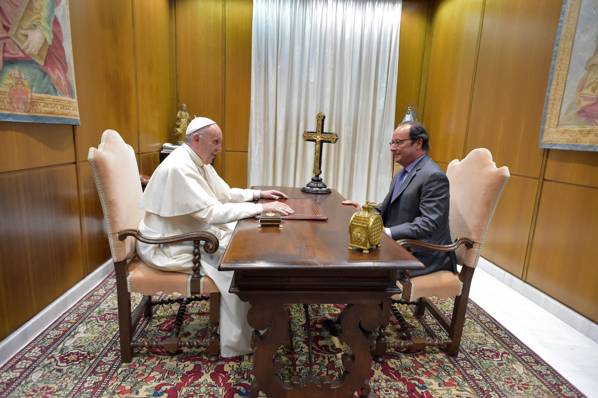 Президент Франции поблагодарил Папу за поддержку своего народа
