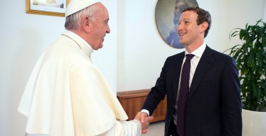 Папа принял на аудиенции основателя Facebook Марка Цукерберга