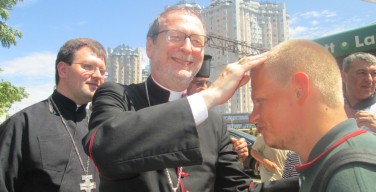 Посол Ватикана пришел на обед к одесским бездомным