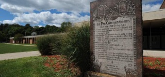 В США продолжаются тяжбы вокруг памятника десяти библейским заповедям