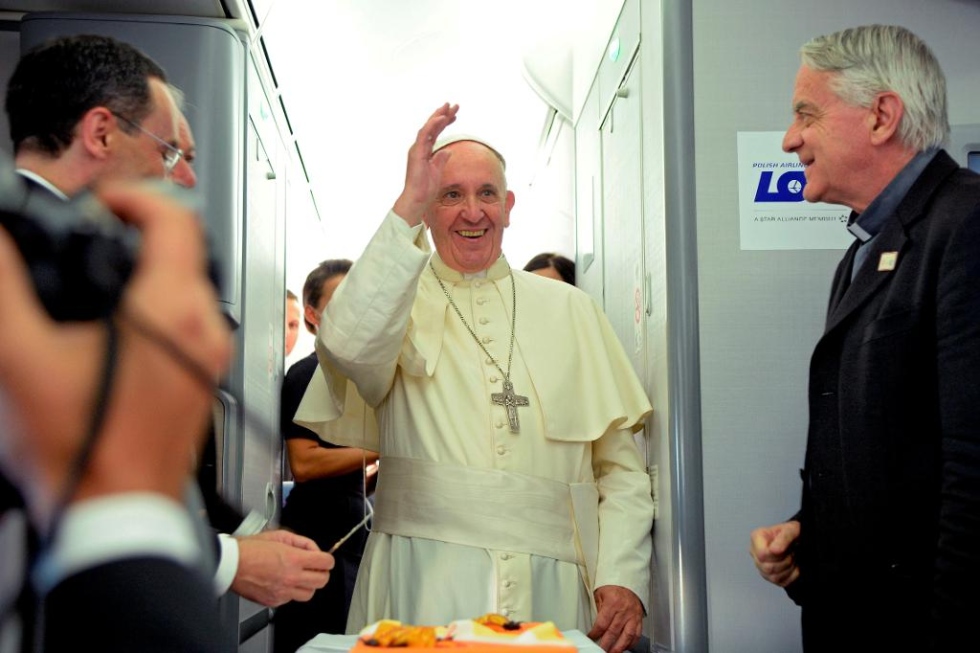 Брифинг Папы на борту самолета: экономика, ставящая в центр деньги, а не человека, — это «базовый терроризм»