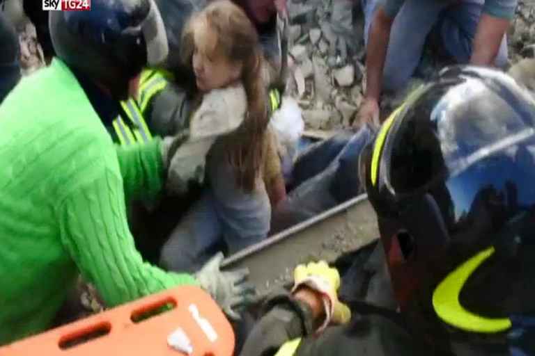 В Италии спасатели извлекли из-под обломков живую девочку