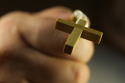 Во Франции неизвестные избили молодого человека из-за католического крестика