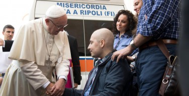 Папа Франциск на площади св. Петра совершил конфирмацию тяжело больного юноши