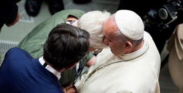 Папа Франциск встретился с родными жертв теракта в Ницце (ФОТО)