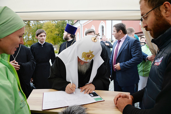 Патриарх Кирилл подписал обращение о запрете абортов в России
