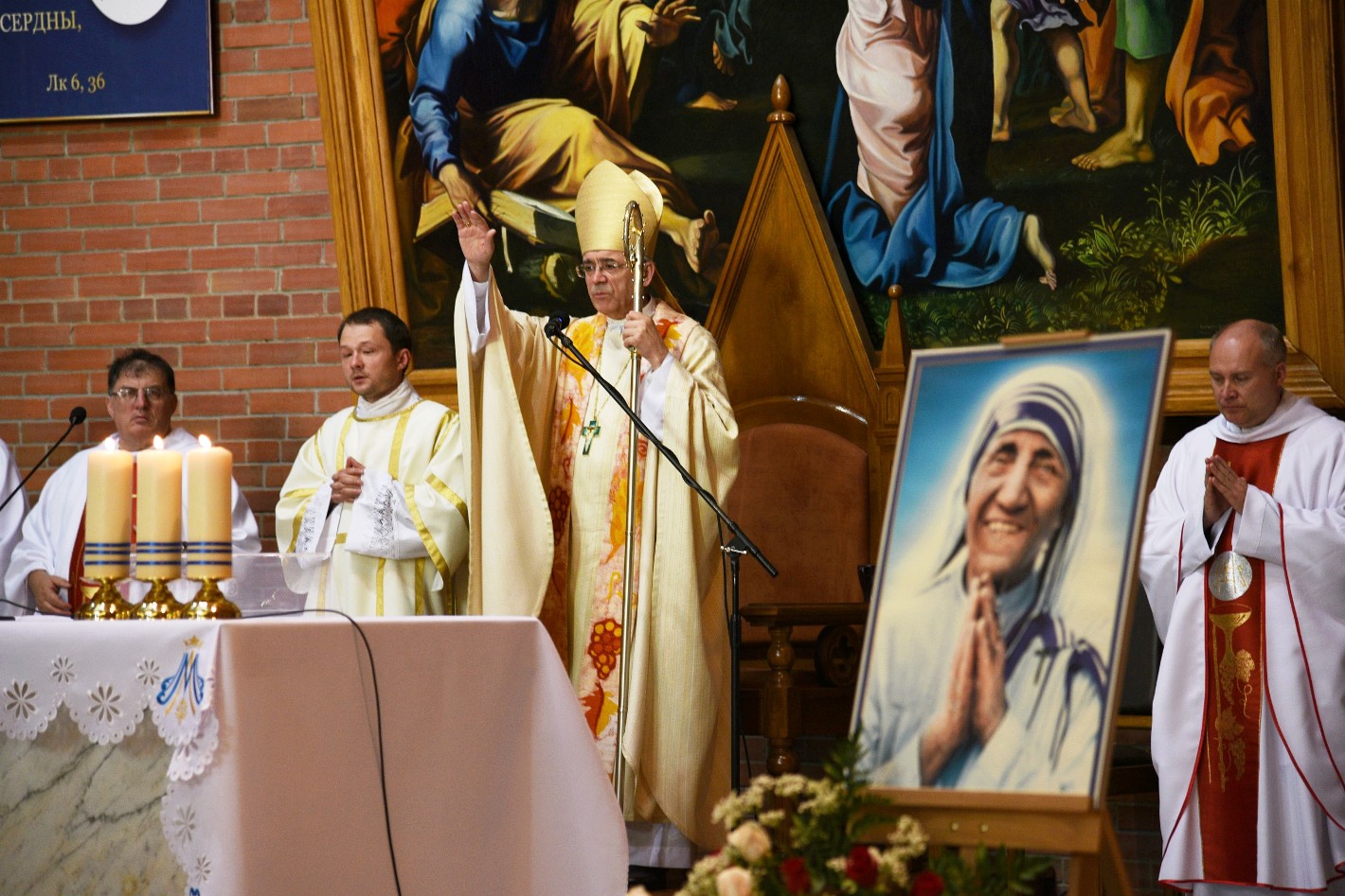 Богослужение, посвященное святой Терезе Калькуттской, прошло в Кафедральном соборе Новосибирска