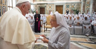 Папа: светская культура не должна лишить монахинь больничного служения