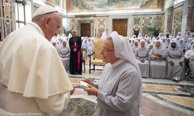 Папа: светская культура не должна лишить монахинь больничного служения
