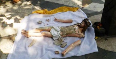 Статуя Христа разрушена в Мумбае (Индия)
