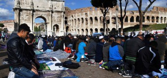 Протестуя против закрытия нелегальных мечетей, мусульмане провели намаз у Колизея