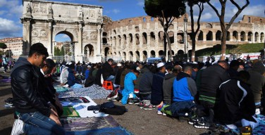 Протестуя против закрытия нелегальных мечетей, мусульмане провели намаз у Колизея