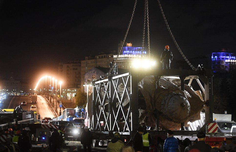 В Москве начали устанавливать памятник князю Владимиру