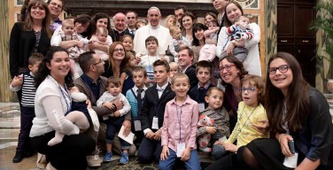 Папа: душепопечение о семьях должно быть основано не на их отдаленности от идеала, а на исцеляющей близости Церкви
