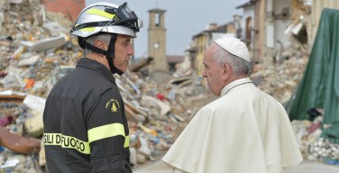 После Кавказа Папа отправился в итальянский Аматриче, больше всего пострадавший от землетрясения (ФОТО)