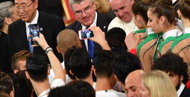 Папа Франциск: необходимо защитить спорт от коррупции, честная игра важнее результата