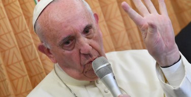 Экуменизм, отношение к транссексуалам, выборы в США: Папа ответил на вопросы журналистов
