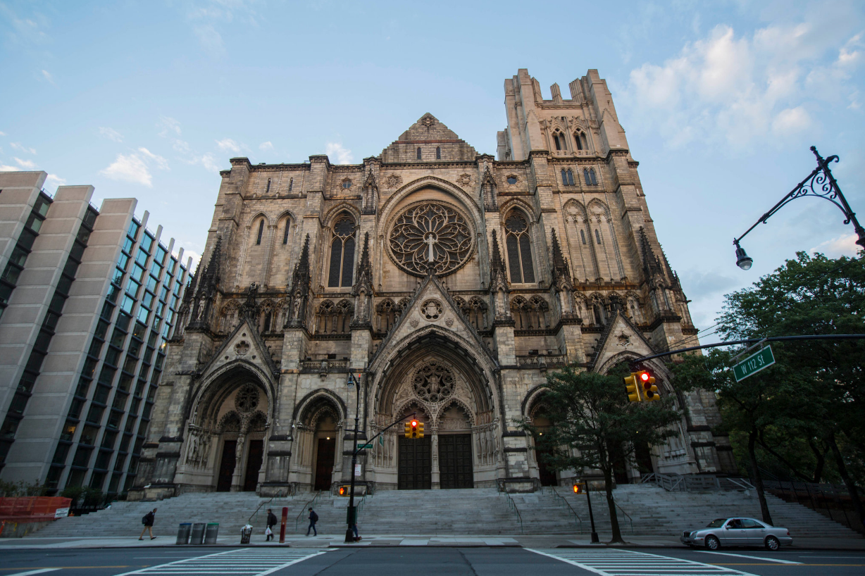 «Эволюция» Епископальной церкви: распятие с женской фигурой установлено в соборе Нью-Йорка