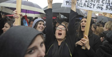 В Польше передумали запрещать аборты после «черного понедельника»
