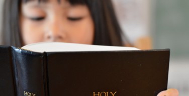 Какая страна производит наибольшее количество Библий в мире?