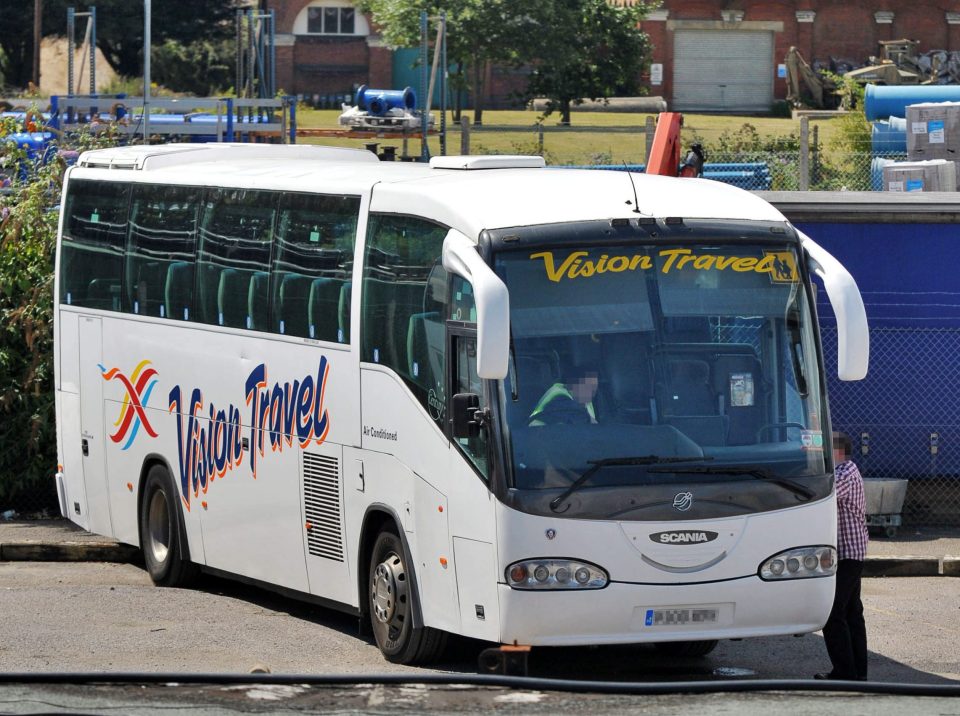В Англии водитель оставил автобус с 50 детьми на оживленном шоссе и пошел совершать намаз