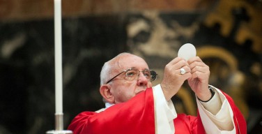 Папа совершил Мессу об умерших кардиналах и епископах