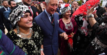 Принц Чарльз станцевал с прихожанами сиро-яковитского собора в Лондоне (ФОТО)