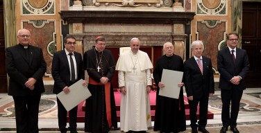 Папа на вручении Премии Ратцингера: вся Церковь благодарна Бенедикту XVI