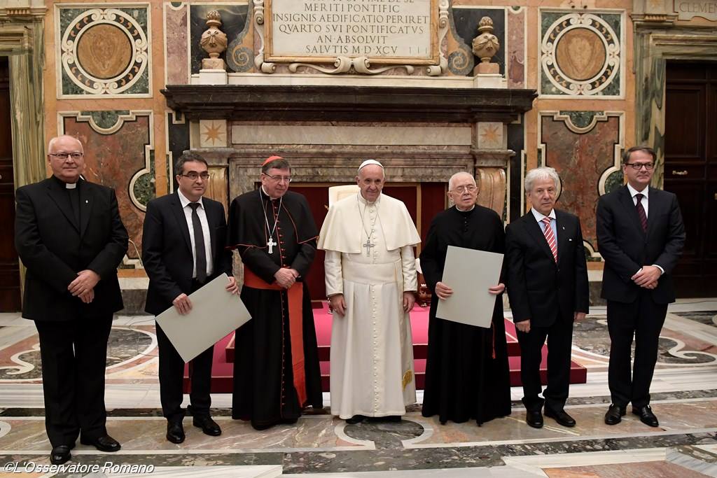 Папа на вручении Премии Ратцингера: вся Церковь благодарна Бенедикту XVI