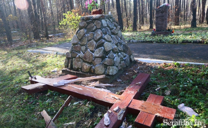 В Курске вандалы спилили крест на братской могиле жертв репрессий