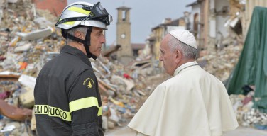 Папа направил ватиканских пожарных и реставраторов в итальянскую область, пострадавшую от землетрясения