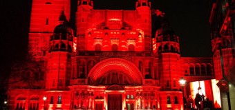 Собор и аббатство в Вестминстере подсветили красным в знак солидарности с гонимыми христианами