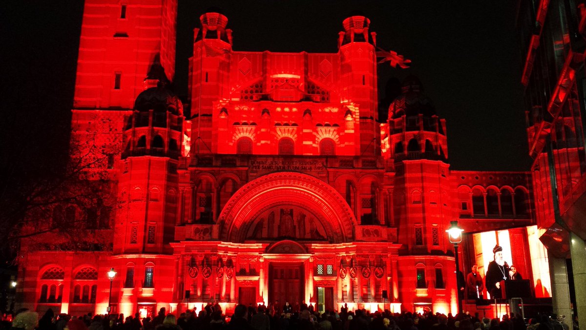 Собор и аббатство в Вестминстере подсветили красным в знак солидарности с гонимыми христианами