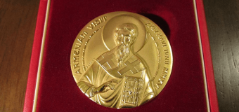 Автор самого маленького портрета Папы Римского получил памятную медаль