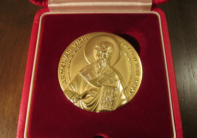 Автор самого маленького портрета Папы Римского получил памятную медаль
