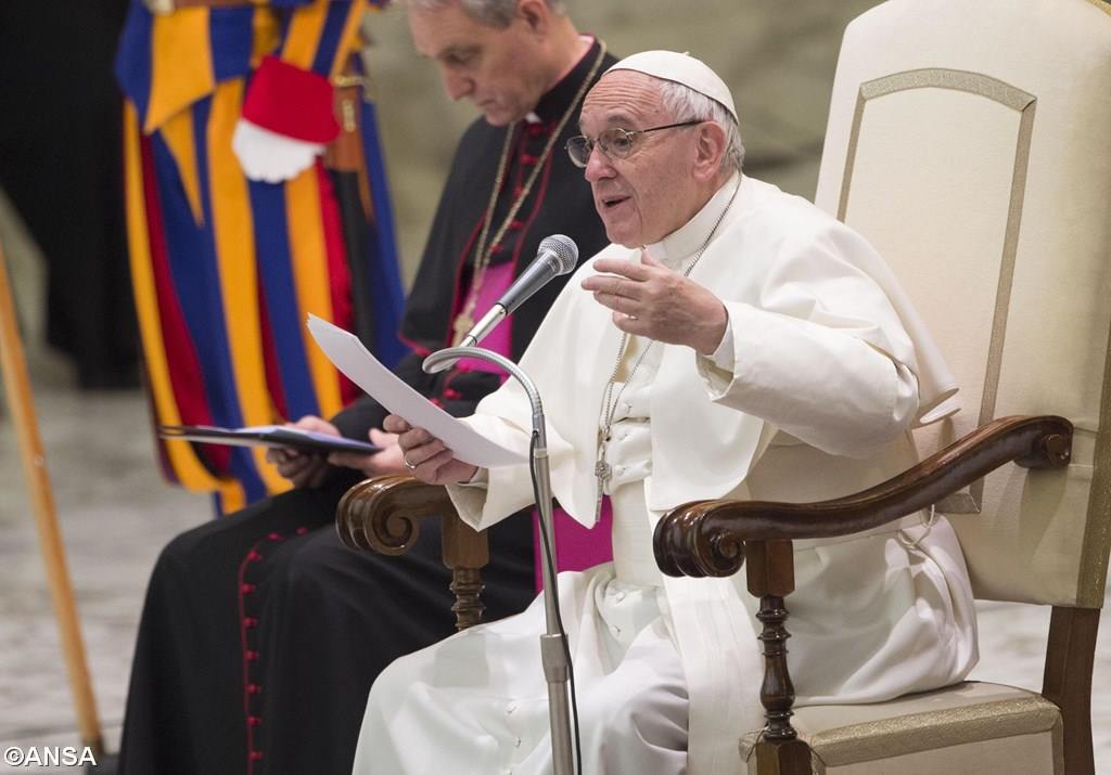 Папа призвал бороться с коррупцией и защищать права человека