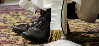 Папа Франциск купил ботинки в римском обувном магазине
