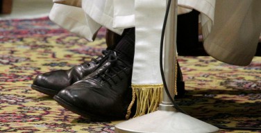 Папа Франциск купил ботинки в римском обувном магазине