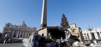 В Ватикане установили шпиль с разрушенной землетрясением итальянской базилики