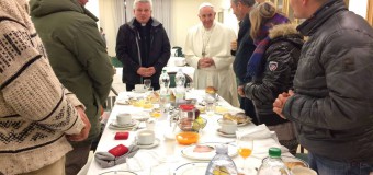 Бездомные поздравили Папу с юбилеем