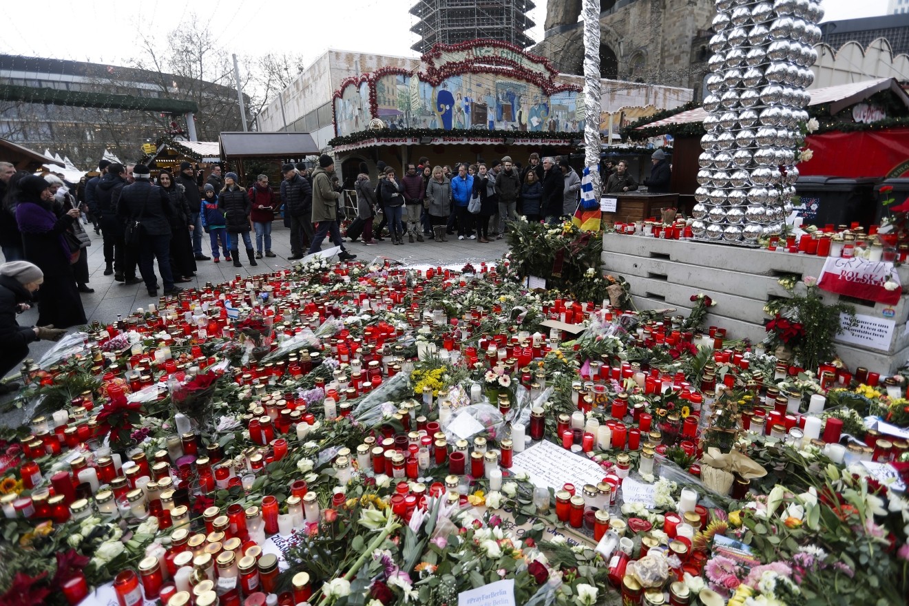 Рождественский рынок в Берлине вновь открылся после теракта