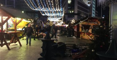 В Берлине грузовик врезался в толпу на рождественском рынке
