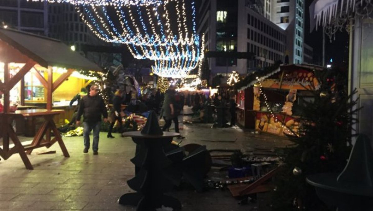 В Берлине грузовик врезался в толпу на рождественском рынке