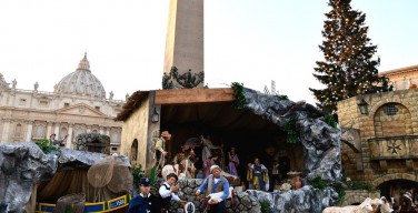 Ватиканские полицейский и пожарный принесут фигурку Младенца Иисуса к яслям на площади Св. Петра