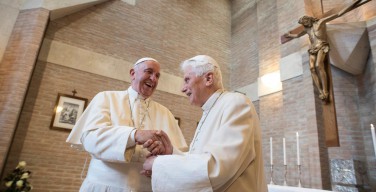 Бенедикт XVI поздравил Папу Франциска с юбилеем
