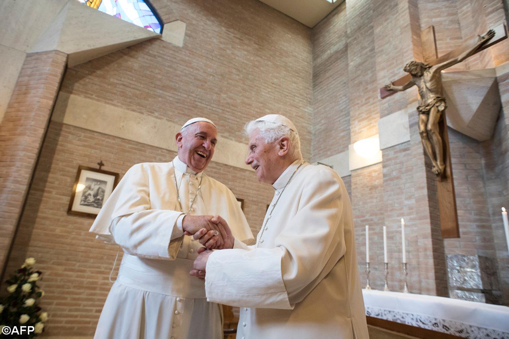 Бенедикт XVI поздравил Папу Франциска с юбилеем